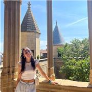 Chica estudiante de 2º bachillerato de ciencias da clases de cualquier materia